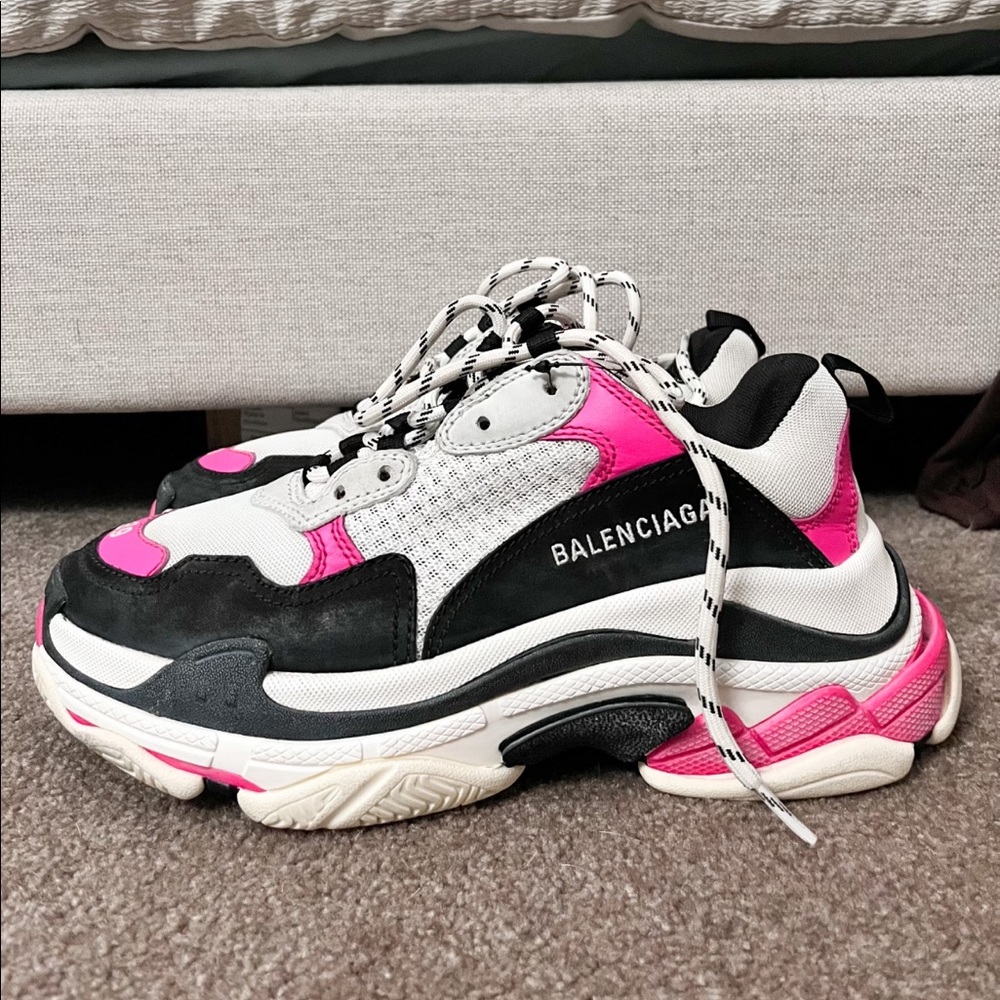 Balenciaga Triple S Pink and Black sz 39 (worn once for photo shoot) perf 🎄gift